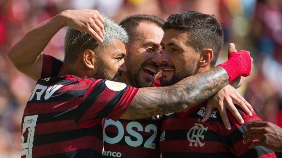 jogadores-do-flamengo-comemoram-em-goleada-contra-o-goias-1563122544034_v2_900x506