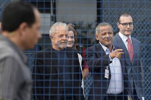Lula deixando a prisão em Curitiba em novembro de 2019.