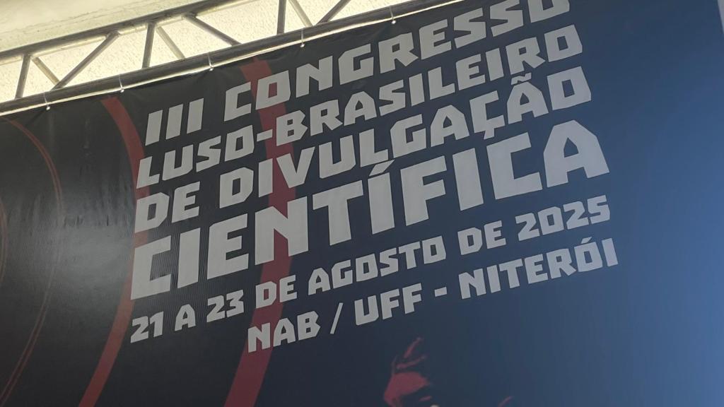 A mesa do Congresso Luso-Brasileiro da UFF discutiu as contribuições de Paulo Freire para o rádio e destacou como o meio segue relevante na educação e na divulgação científica, em diálogo com experiências de rádio educativo e jornalismo científico no Brasil.
