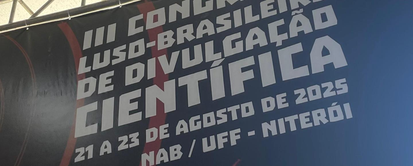 A mesa do Congresso Luso-Brasileiro da UFF discutiu as contribuições de Paulo Freire para o rádio e destacou como o meio segue relevante na educação e na divulgação científica, em diálogo com experiências de rádio educativo e jornalismo científico no Brasil.