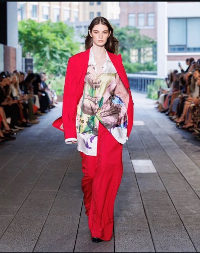 Desfile Diane Von Furstenberg. Foto: Ik Aldama. Reprodução: Instagram Diane Von Furstenberg